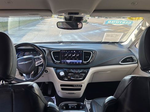 Used 2021 Chrysler Pacifica Touring-L FWD image 17