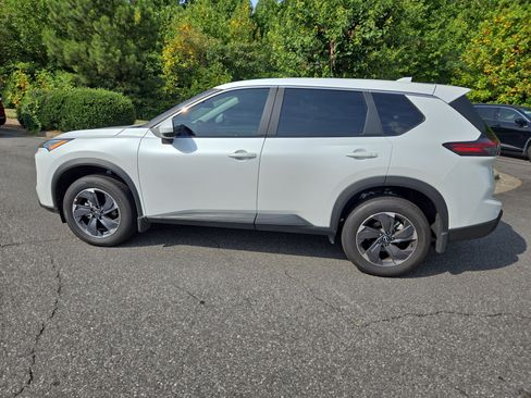Certified 2026 Nissan Rogue SV FWD image 7