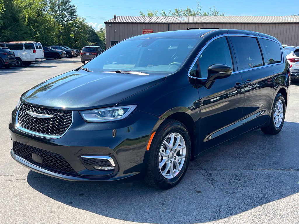 Used 2024 Chrysler Pacifica Touring FWD image 5