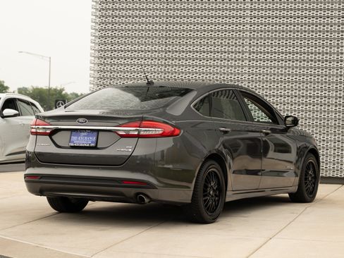 Used 2017 Ford Fusion SE w/ Equipment Group 602A FWD image 4