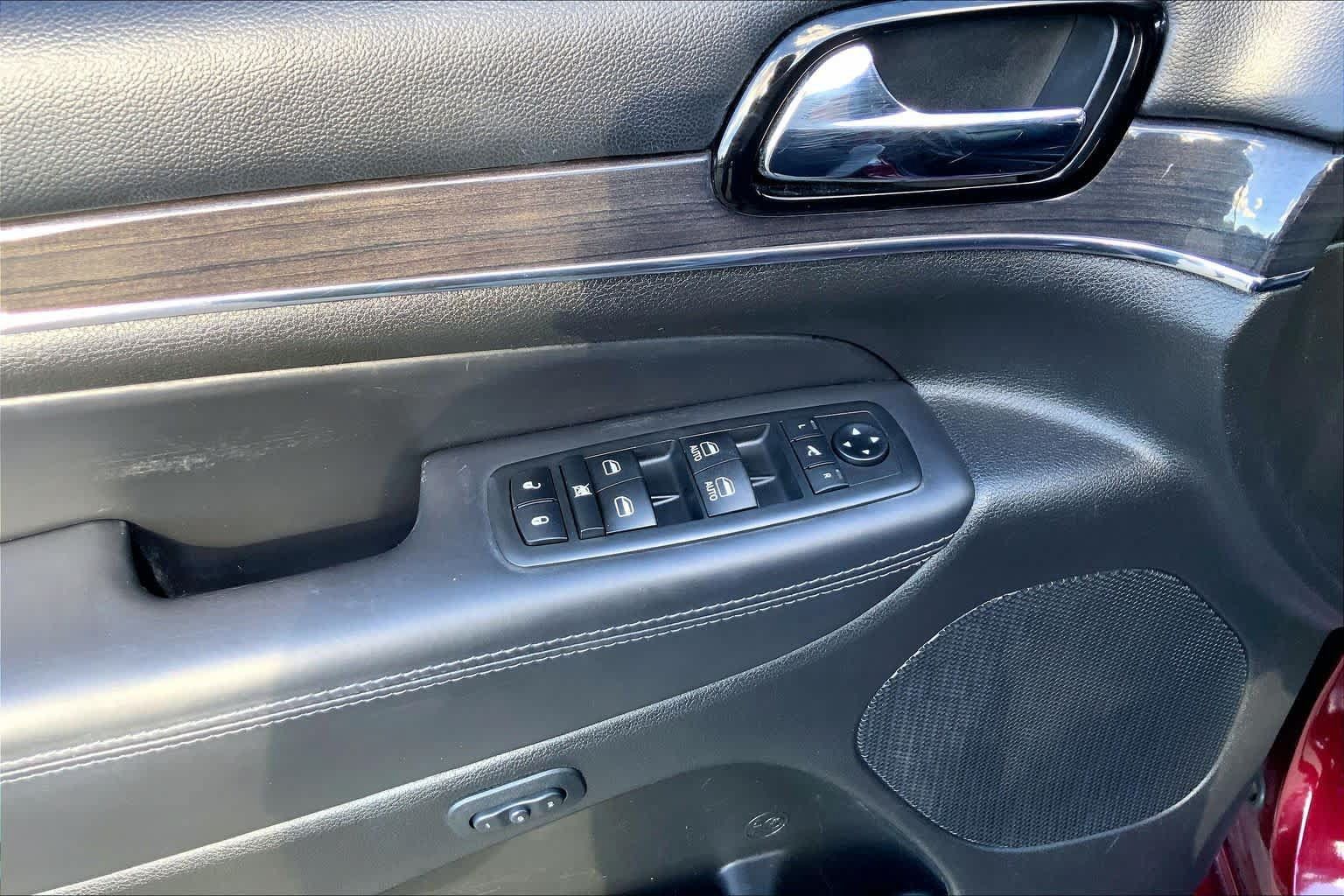 Used 2020 Jeep Grand Cherokee Overland AWD/4WD image 36