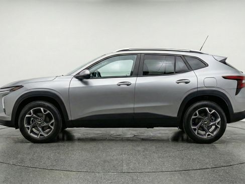 Used 2025 Chevrolet Trax LT w/ LT Convenience Package FWD image 5