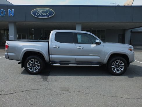 Used 2016 Toyota Tacoma Limited w/ Towing Package image 2