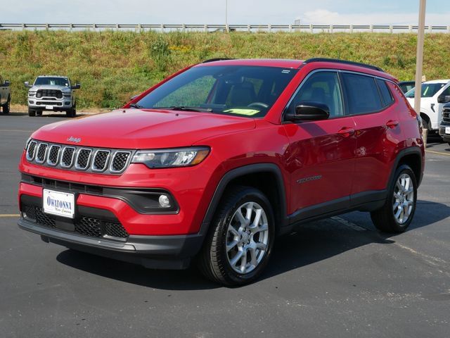Used 2023 Jeep Compass Latitude w/ Sun and Sound Group AWD/4WD image 2