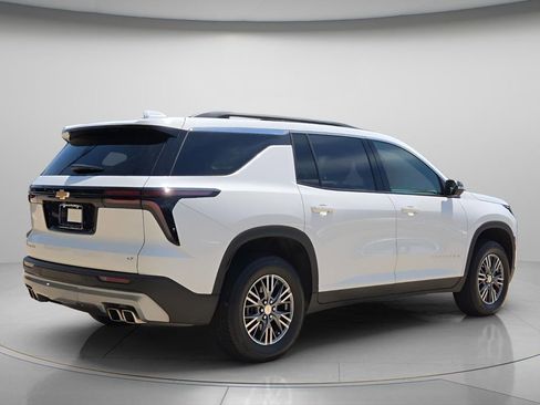 Used 2024 Chevrolet Traverse LT w/ Trailering Package FWD image 7