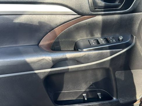 Used 2018 Toyota Highlander Plus w/ Carpet Mat Package (TMS) FWD image 18