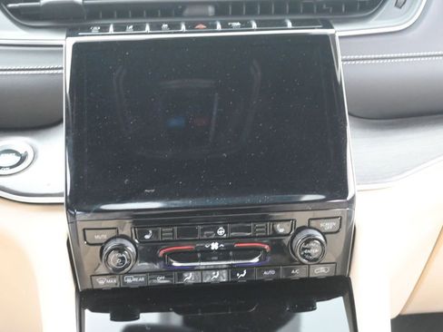 Used 2024 Jeep Grand Cherokee Limited AWD/4WD image 25