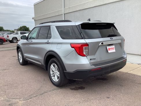 Used 2022 Ford Explorer XLT AWD/4WD image 7