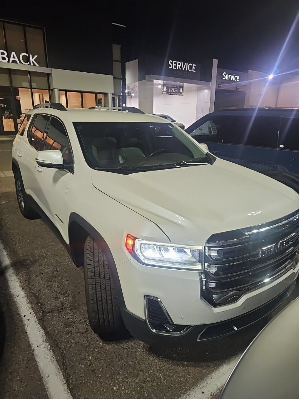 Used 2023 GMC Acadia SLT w/ Preferred Package FWD image 4