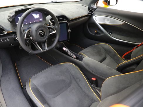 Used 2024 McLaren Artura RWD image 25