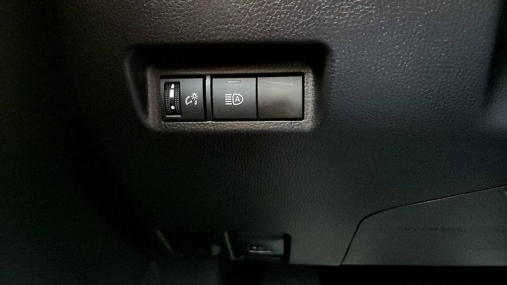 Certified 2025 Toyota RAV4 XLE AWD/4WD image 32