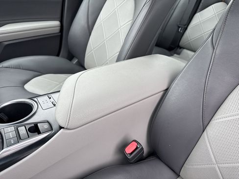 Used 2018 Toyota Camry XLE FWD image 14