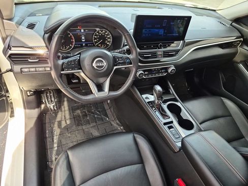 Used 2023 Nissan Altima 2.0 SR FWD image 2
