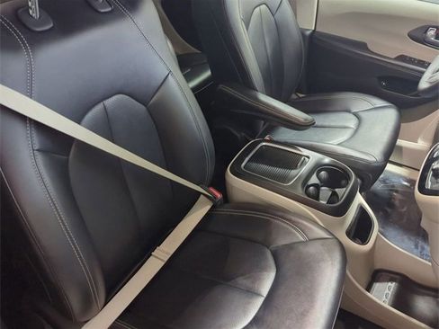 Used 2024 Chrysler Pacifica Select image 27