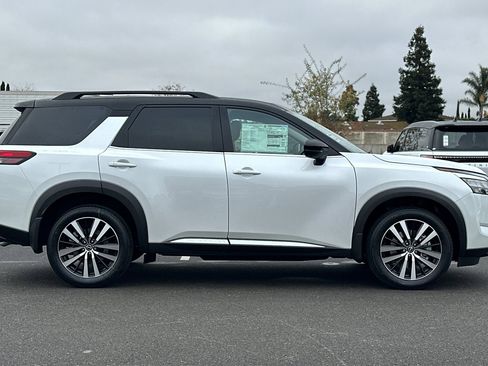 New 2025 Nissan Pathfinder Platinum image 3