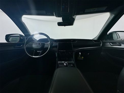 New 2025 Jeep Grand Cherokee Altitude image 9