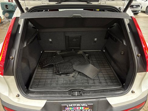 Used 2019 Volvo XC40 T4 Momentum image 16