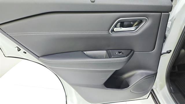 Certified 2024 Nissan Rogue Platinum w/ Platinum Premium Package FWD image 23