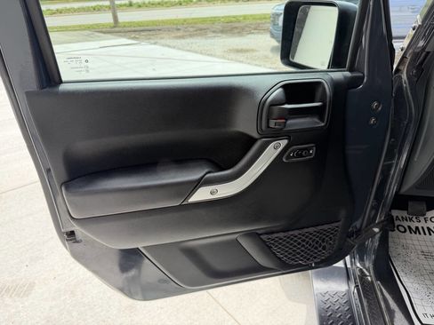 Used 2018 Jeep Wrangler Unlimited Sahara AWD/4WD image 9