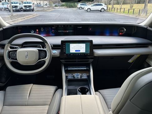 Used 2025 Lincoln Nautilus Reserve image 12