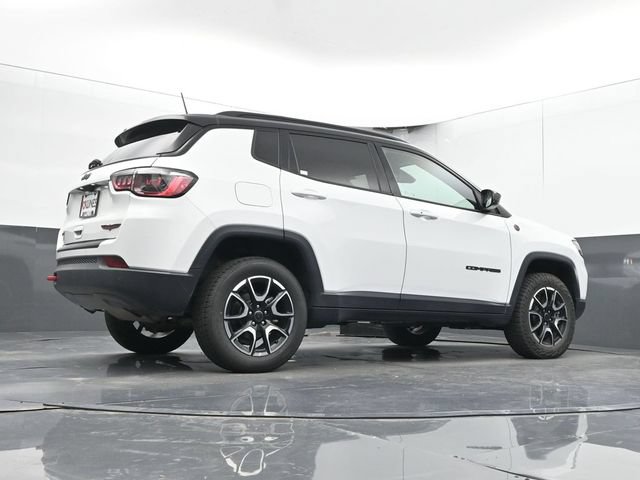 Used 2025 Jeep Compass Trailhawk AWD/4WD image 43