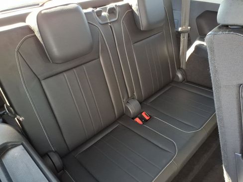 Certified 2024 Volkswagen Tiguan SE image 14