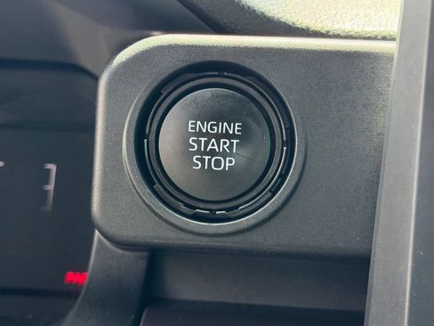 Certified 2025 Toyota Tacoma SR5 AWD/4WD image 28