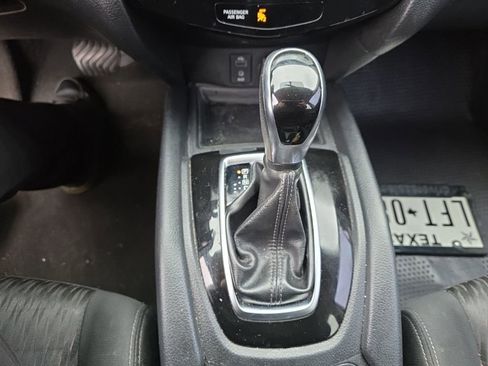 Used 2017 Nissan Rogue SV image 11