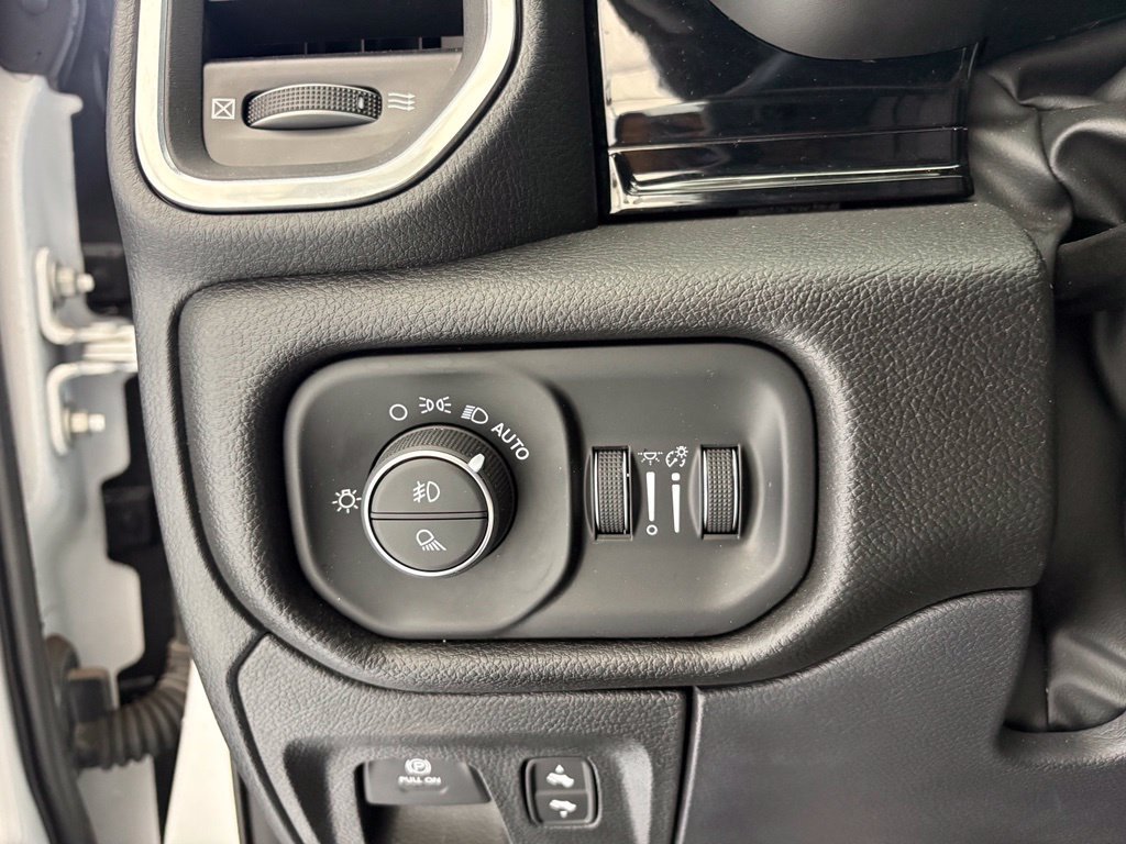 Used 2025 RAM 1500 Laramie AWD/4WD image 8