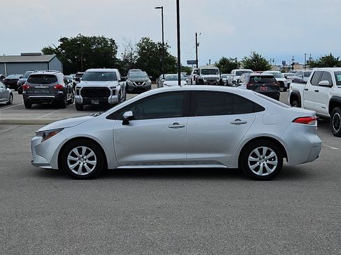 Used 2023 Toyota Corolla LE FWD image 2