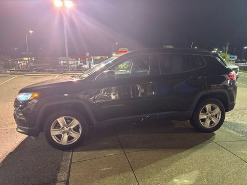 Used 2022 Jeep Compass Latitude AWD/4WD image 3