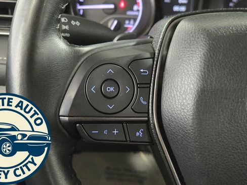 Used 2024 Toyota Camry SE image 11