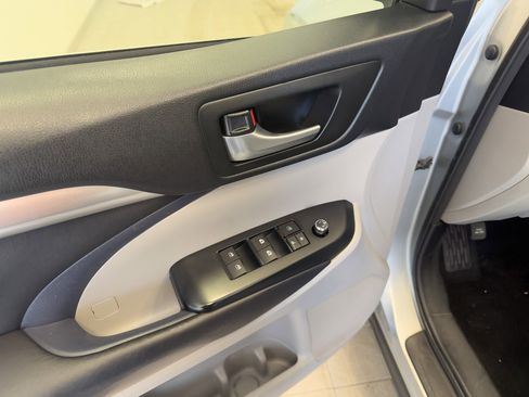 Used 2017 Toyota Highlander SE image 16