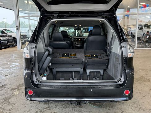 Used 2011 Toyota Sienna SE w/ Towing Pkg FWD image 24