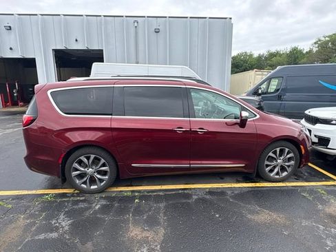 Used 2017 Chrysler Pacifica Limited w/ Advanced Safetytec Group FWD image 9