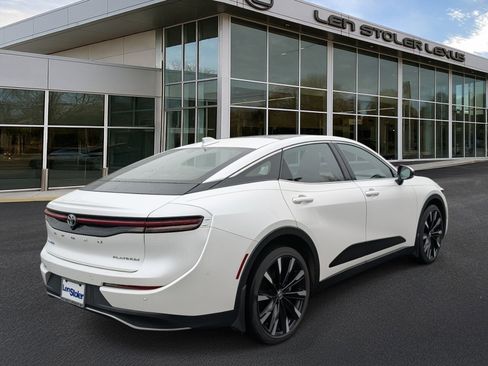 Used 2023 Toyota Crown Platinum image 3