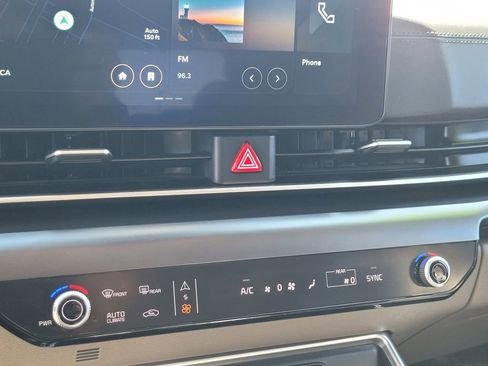 Used 2025 Kia Carnival FWD image 22