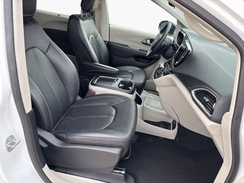 Used 2024 Chrysler Pacifica Touring-L image 29