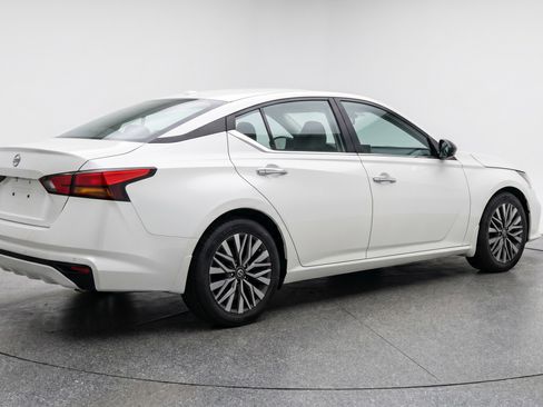 Used 2025 Nissan Altima 2.5 SV FWD image 9