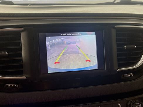 Used 2018 Chrysler Pacifica Touring-L FWD image 19