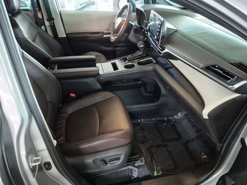 Used 2024 Toyota Sienna Platinum AWD/4WD image 24