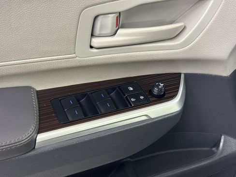 Used 2024 Toyota Sienna LE FWD image 27
