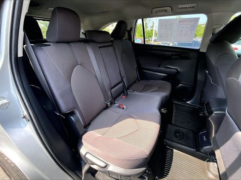 Used 2022 Toyota Highlander LE AWD/4WD image 25