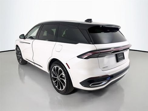 Used 2025 Lincoln Nautilus Reserve image 3