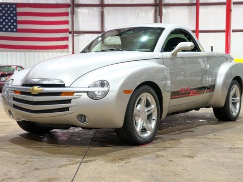 Used 2004 Chevrolet SSR w/ Preferred Equipment Group RWD image 1