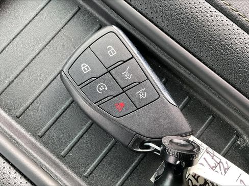 Used 2022 GMC Yukon XL SLT w/ SLT Luxury Package AWD/4WD image 9