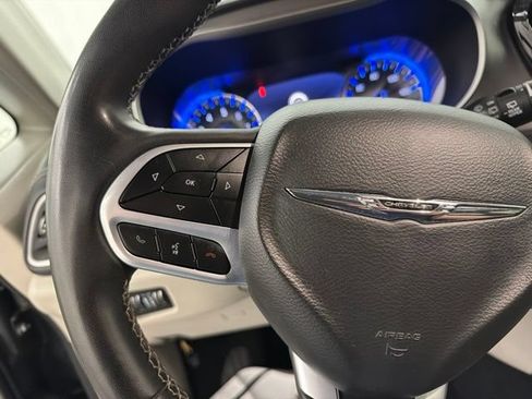 Used 2022 Chrysler Pacifica Touring-L FWD image 12