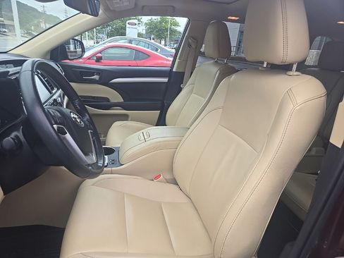 Used 2019 Toyota Highlander XLE AWD/4WD image 7