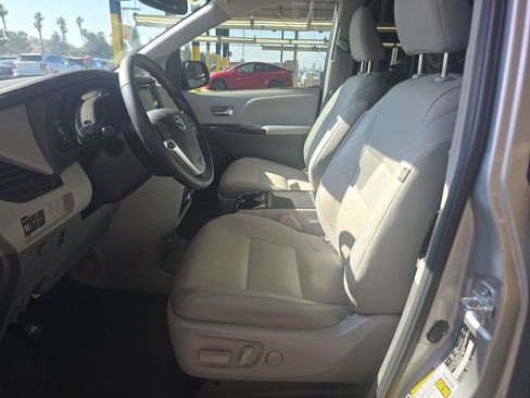 Used 2020 Toyota Sienna XLE w/ XLE Navigation Package image 15