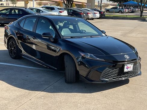 Used 2025 Toyota Camry SE image 4